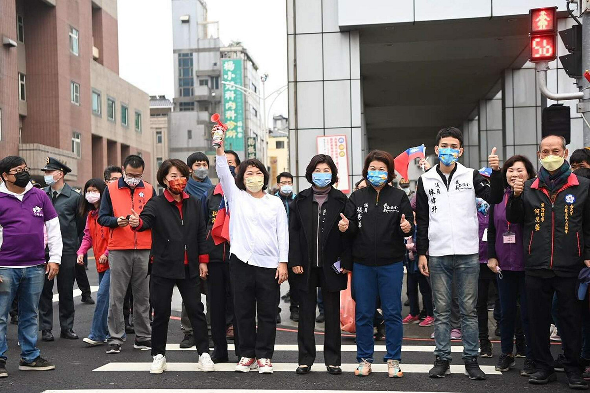 嘉義市政府舉行元旦健走活動，市長黃敏惠鳴槍。 圖：嘉義市政府/提供