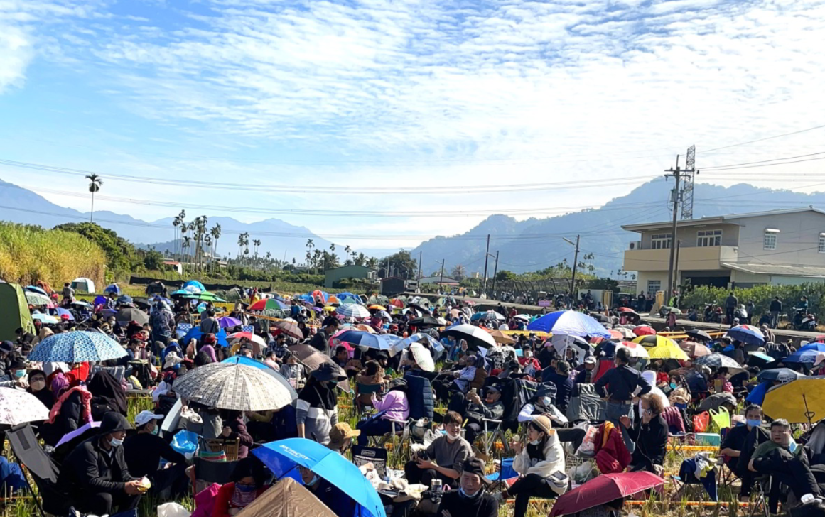 南投縣竹山紫南宮今早開始發放錢母，廟外成為「大型露營現場」。 圖：翻攝自JALife - 呷生活臉書