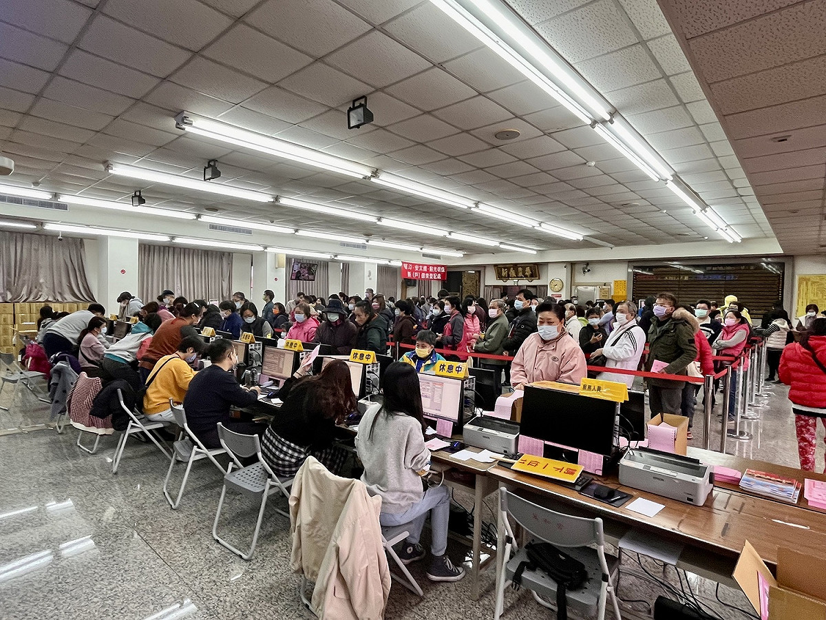 萬和宮今天開始受理植福斗、點燈，一大早即出現人潮。 萬和宮/提供