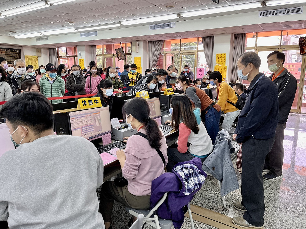 萬和宮今天開始受理理安太歲、點燈，董事長蕭清杰（後左1），關心作業流程。 萬和宮/提供