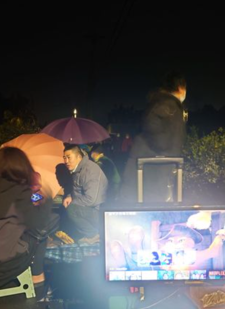 還有人一邊排隊領錢母，還自己攜帶電視。 圖：翻攝自臉書