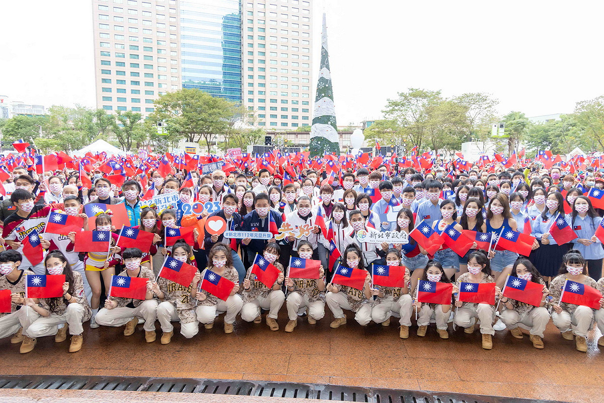 市府廣場8點聚集約6000位市民一同升旗。 圖：新北市民政局提供