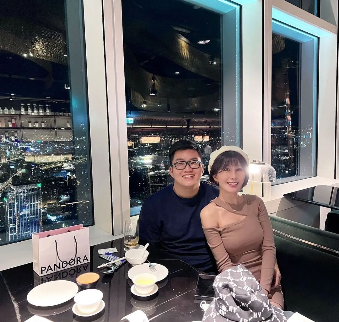 Joeman於今(1)日元旦突發出閃照，右手邊的女主角就是實況主「Niya妮婭」。 圖：翻攝自YouTuber Joeman(九妹)臉書