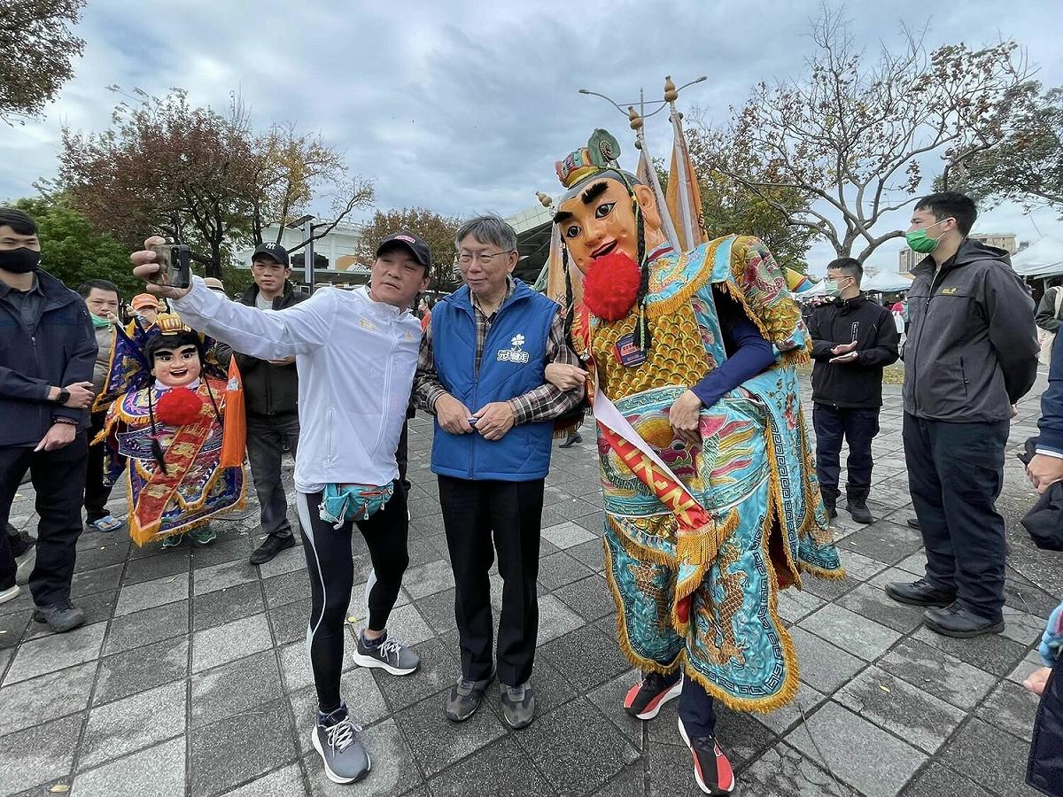 柯文哲婉拒總統府元旦升旗邀約，新任市長蔣萬安邀請的跨年活動也未出席，僅參加稍後的元旦健走活動。 圖：擷自柯文哲臉書