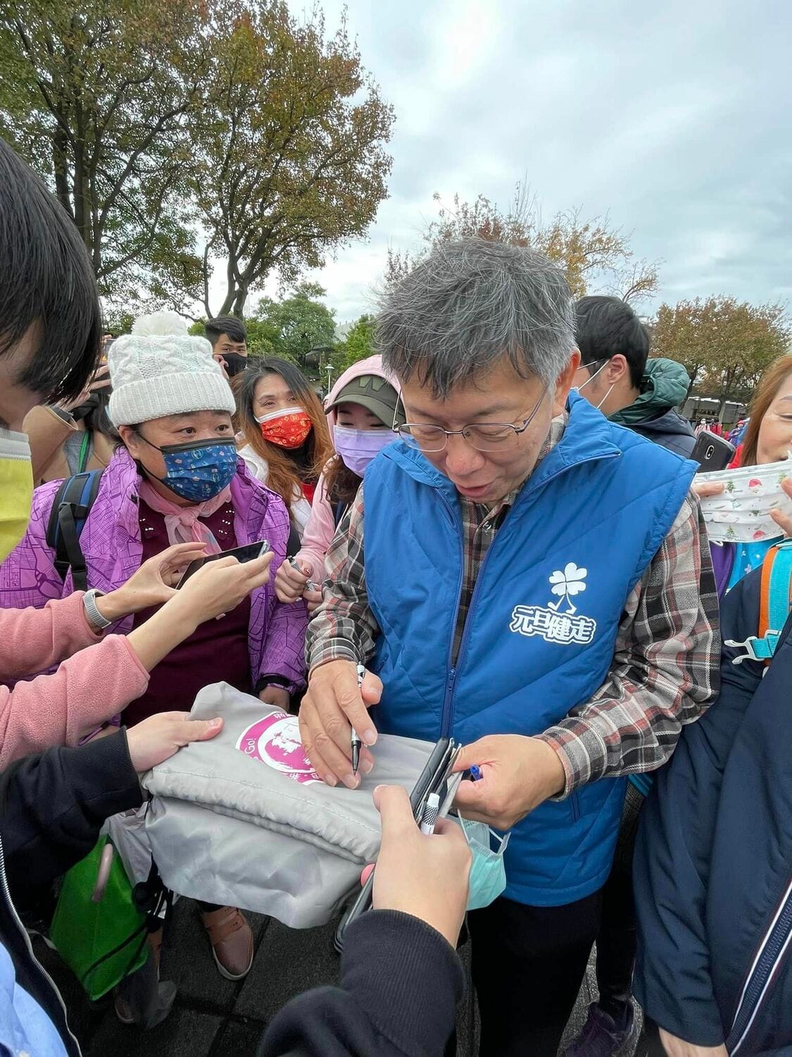 媒體問到超徵稅收其中1800應發現金還是N倍券好，柯文哲遭批評稱這是典型的欺騙人民，質疑中華民國不可能收支平衡。 圖：擷自柯文哲臉書