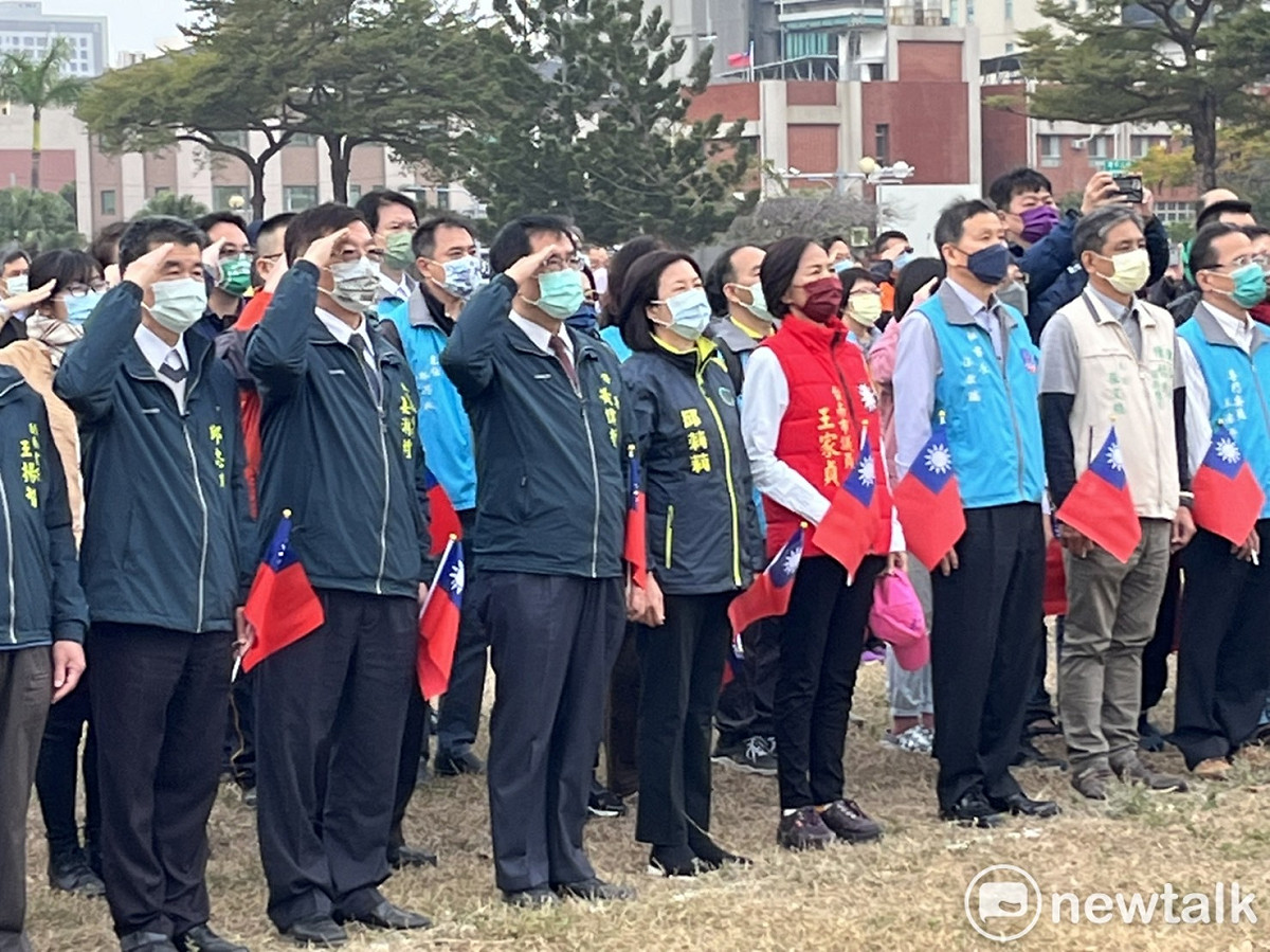 為迎接112年元旦新年，台南市政府分別於新營區南瀛綠都心公園及永華市政中心西拉雅廣場舉辦升旗典禮，台南市長黃偉哲、議長邱莉莉和多位議員和市府各局處首長都出席盛會，與市民共同為新的一年揭開序幕。 圖：黃博郎／攝