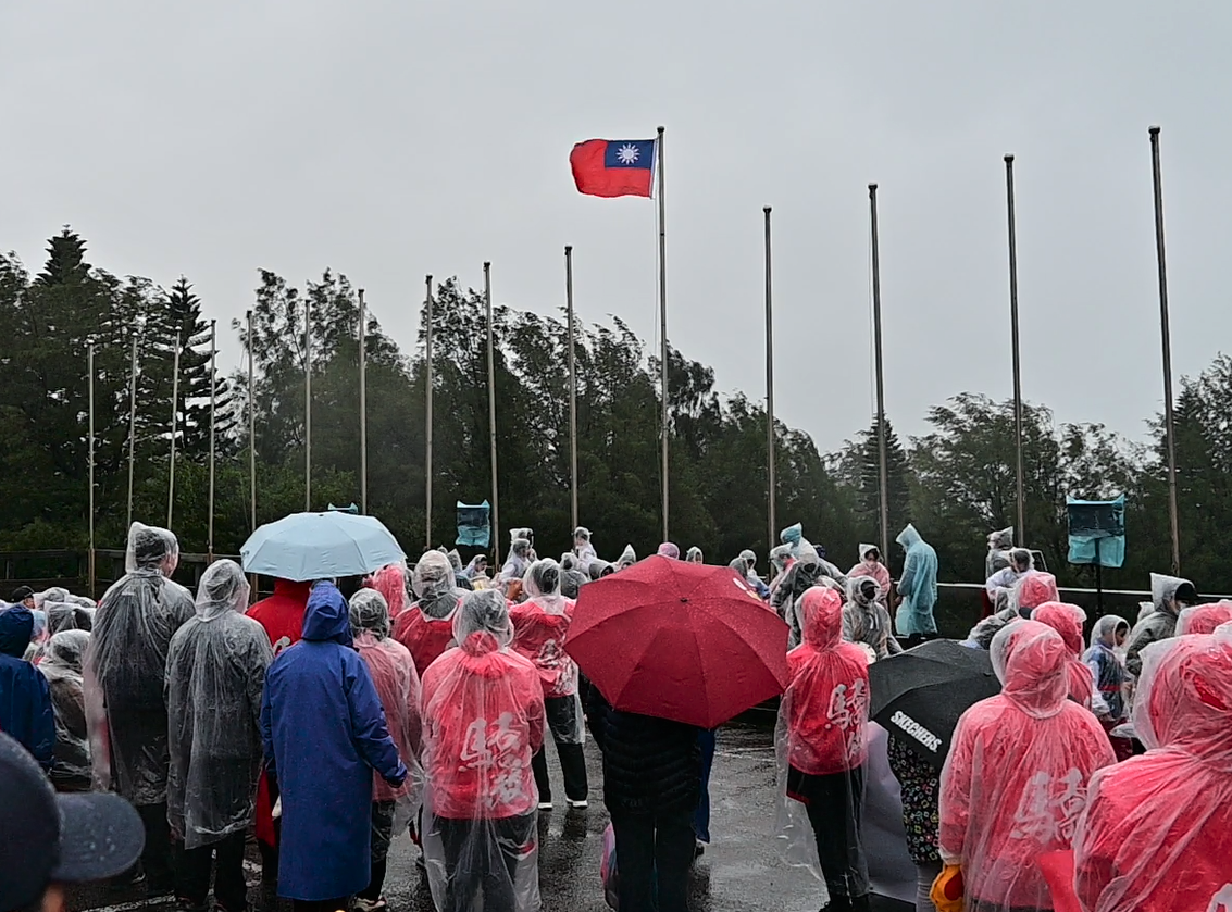 金山區公所在金山青年活動中心舉行元旦升旗典禮，現場近300位民眾熱情參與。 圖：金山區公所提供