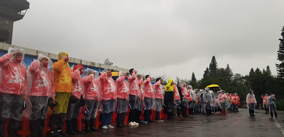 金山區公所在金山青年活動中心舉行元旦升旗典禮，現場近300位民眾熱情參與。 圖：金山區公所提供