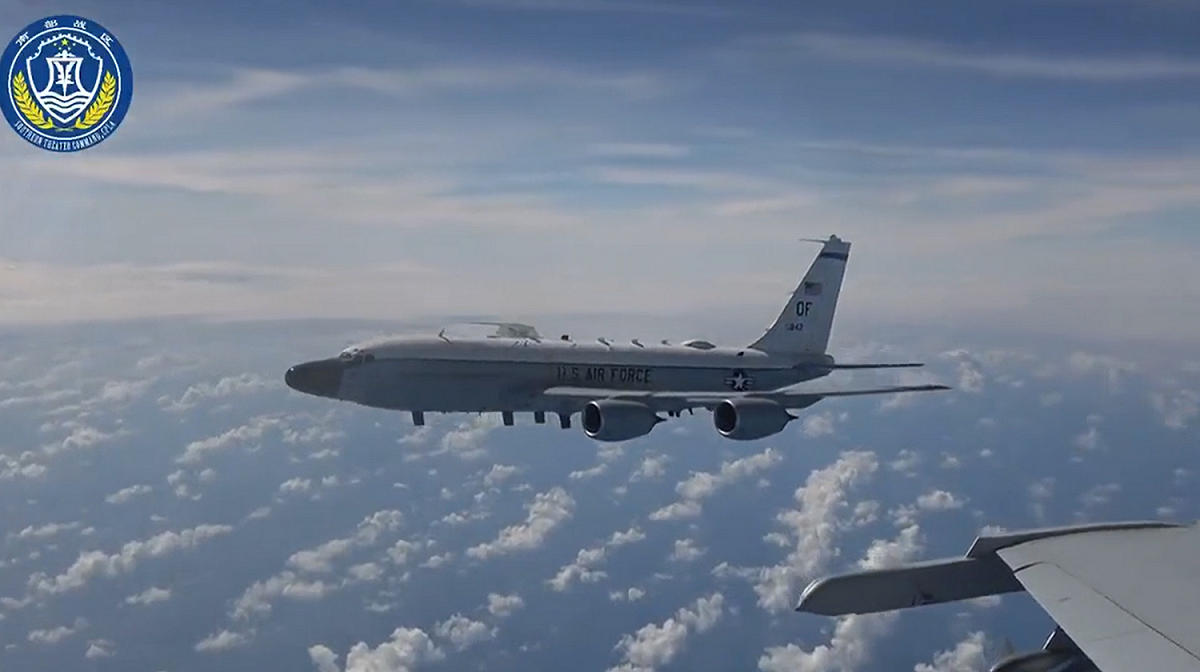 中國認為，美方多次派RC-135偵察機對中國領海進行低空偵察。圖為2022年底，中共解放軍殲-11戰機視角的美軍RC-135偵察機。 圖: 翻攝中共解放軍微博(資料照)