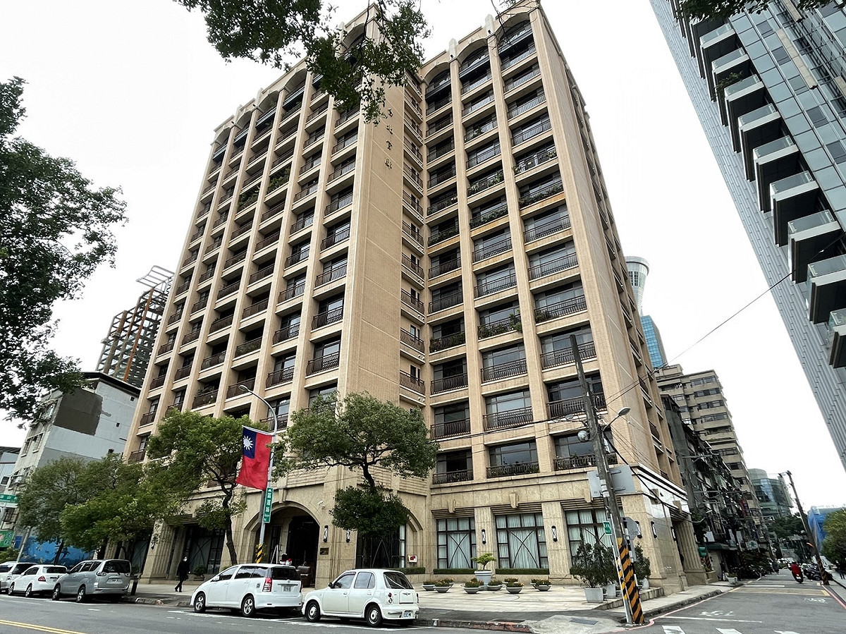 新北市自元旦起，8層樓以上未達16層樓集合住宅須辦理建築物公共安全申報，未依規定完成公安申報者，最高可罰30萬元罰鍰。 圖：新北市工務局提供