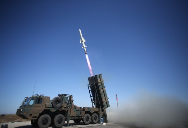 日本防衛省與三菱重工簽下4份「防區外導彈」合約。圖為日本陸上自衛隊12式反艦飛彈，將升級變體，射程延伸到1500公里。 圖：擷自日本陸上自衛隊