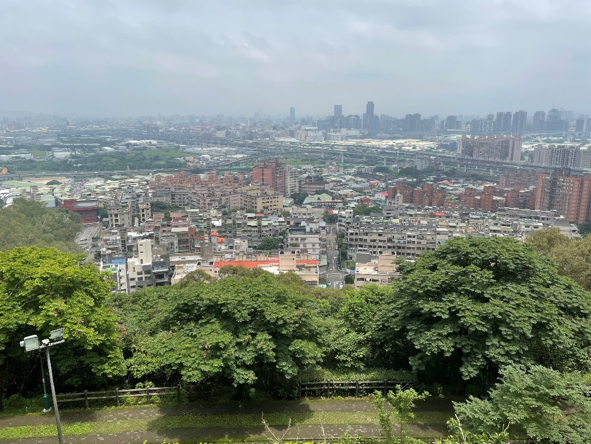 在五股水碓觀景公園中眺望城市景色。 圖：新北市景觀處提供