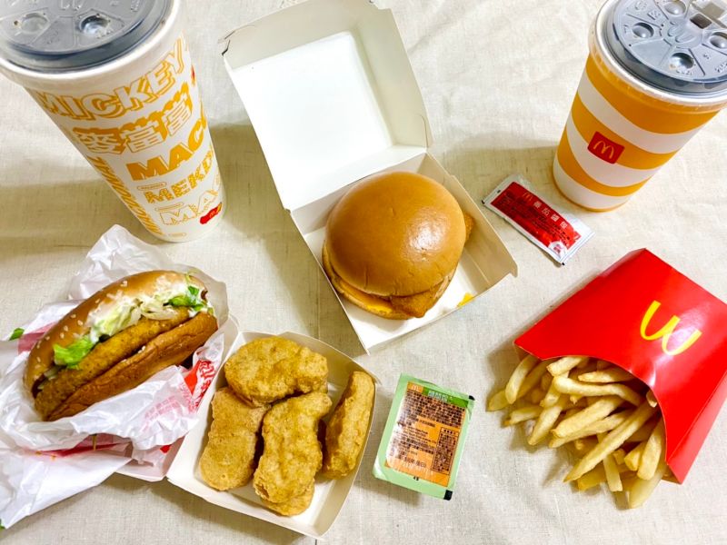 ▲網路傳出有消費者購買麥當勞漢堡，赫然發現「麥香魚和糖醋醬一樣大」？由於麥當勞去年底才宣布漲價並引起肯德基、漢堡王跟進，因此被質疑「都漲價了還敢縮水」。對此，台灣麥當勞回應《NOWnews今日新聞》記者，表示「麥香魚與雙層牛肉吉事堡的麵包與原版本相較，麵團重量一樣，但整體視覺比例拉高」；記者並親自到門市購買相同餐點，拍攝各種角度並進行實測。 圖／nownews提供