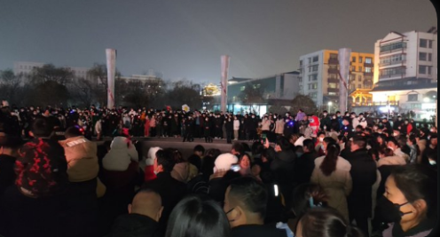 河南省許昌市的春秋廣場昨日有煙火活動，現場疑似出現多名便衣警察。 圖：翻攝自李老師不是你老師推特