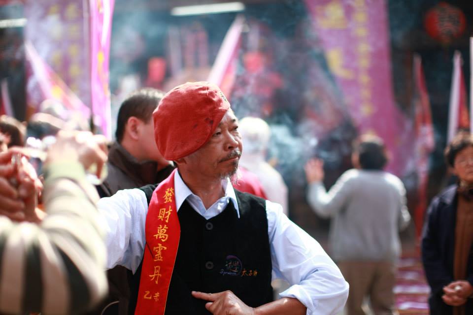 民俗專家廖大乙接受媒體訪問時透露，民眾想在抽獎活動獲大獎，可先往東或往西方的虎年大利方走一下，並用紅筆在左手手掌心寫「中」字即可帶來好運。 圖：翻攝自「遊學太子爺」粉絲專頁