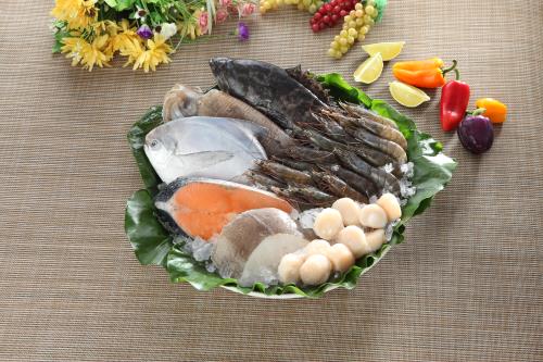 三重示範魚市場今年推出五大年節禮盒─嚴選海鮮年節禮盒。 圖：新北市漁業處/提供