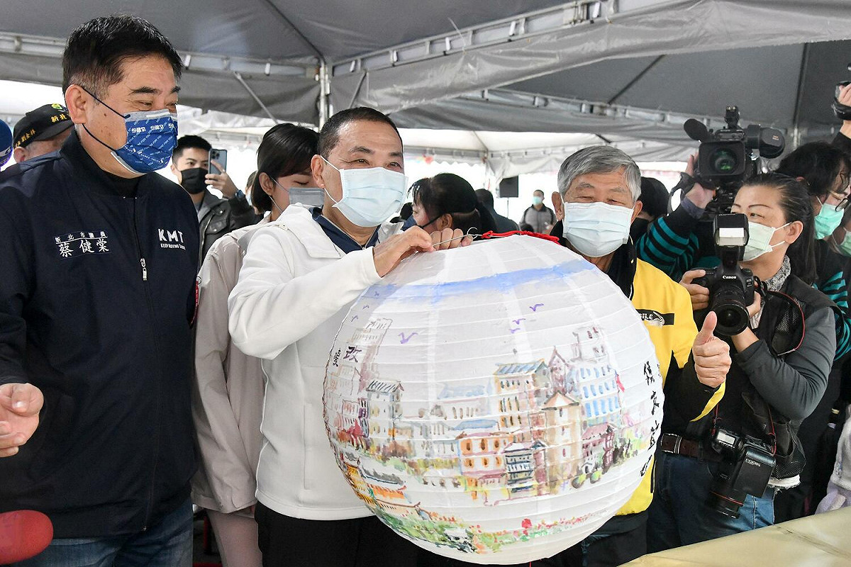 新北市長侯友宜出席新莊彩繪燈籠活動，與市民一起體驗彩繪燈籠。 圖：新莊區公所/提供