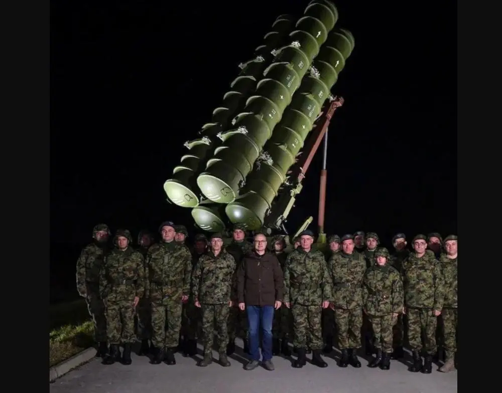 塞爾維亞國防高官與士兵在中國產的FK-3遠程地空導彈前合照。 圖:翻攝自騰訊網