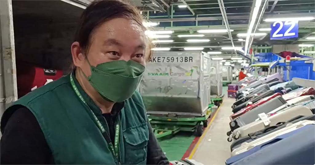 長榮航勤董事長陳有玉出面幫忙搬行李。 圖：翻攝自王浩宇臉書