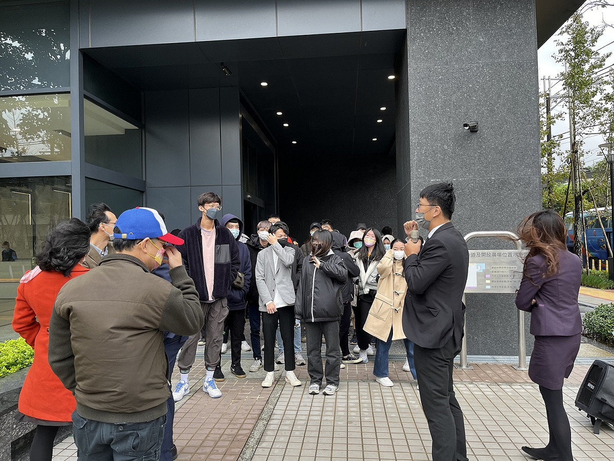 華南金資產團隊介紹戶外空間。 圖：新北市都更處提供