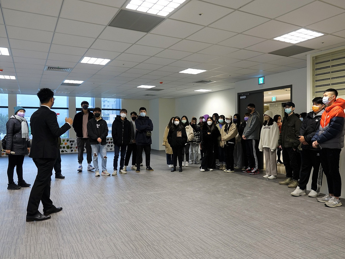 華南金資產團隊介紹室內環境。 圖：新北市都更處提供