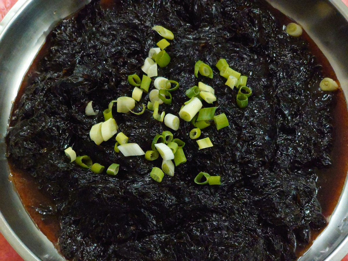 貢鱻餐盒中的小紫菜料理。 圖：新北市漁業處提供