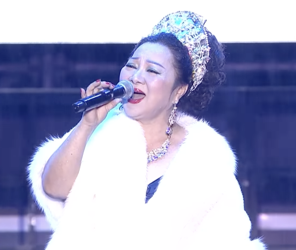 藝人白冰冰在跨年晚會演唱〈First Love〉意外受到熱烈討論。 圖：翻攝自三立新聞網YT頻道