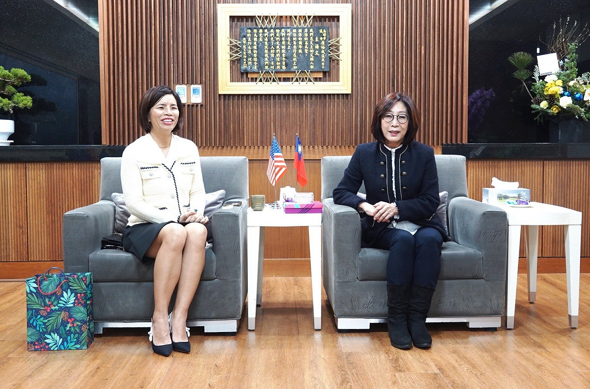 康裕成(右)接見來訪的黃潔宜。 圖：高雄市議會/提供