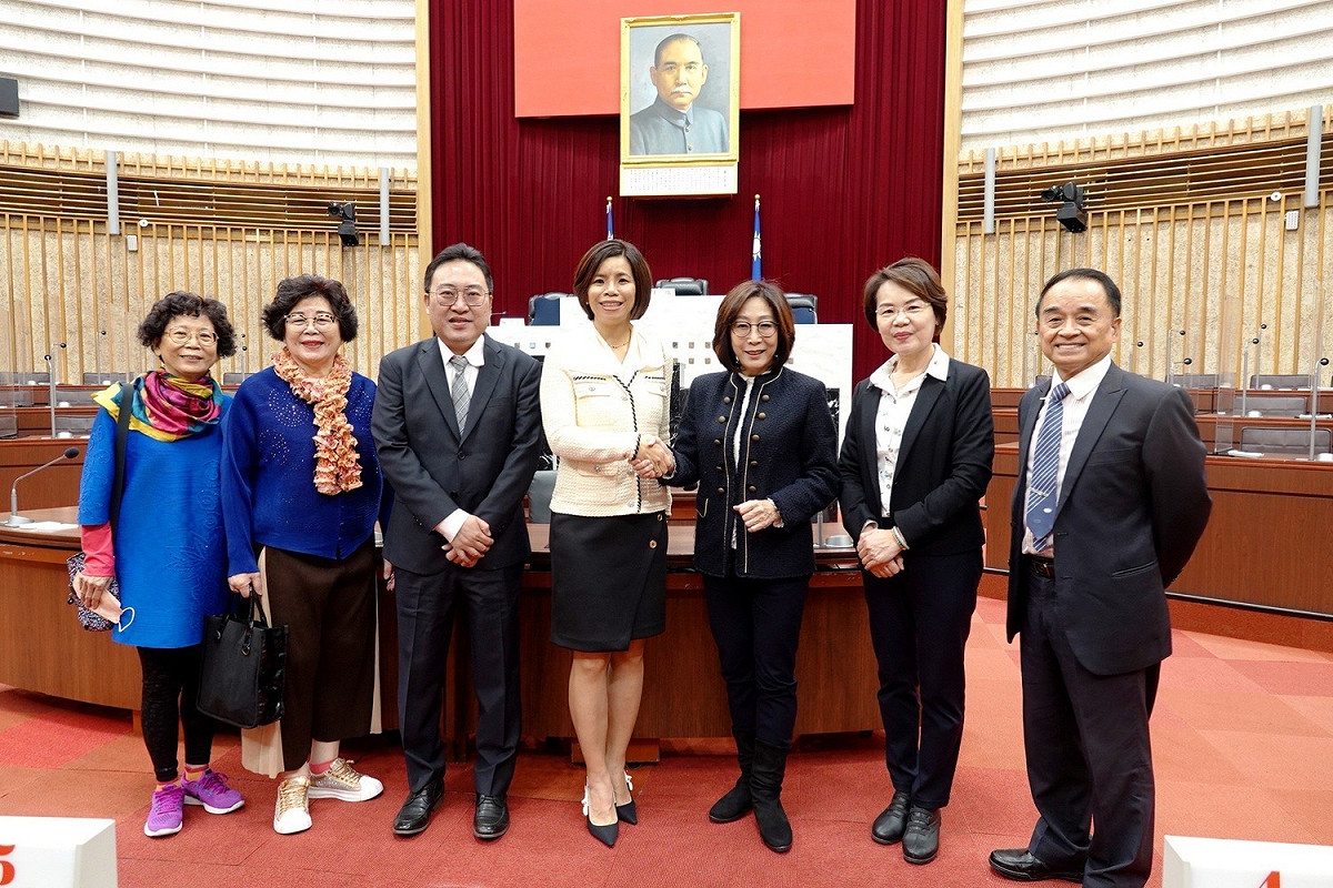 黃潔宜(左四)參觀議事廳。 圖：高雄市議會/提供