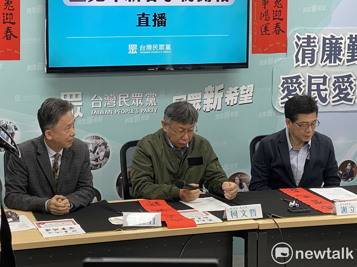 民眾黨新秘書長周台竹（左起）、黨主席柯文哲、卸任秘書長謝立功。 圖：周煊惠 / 攝