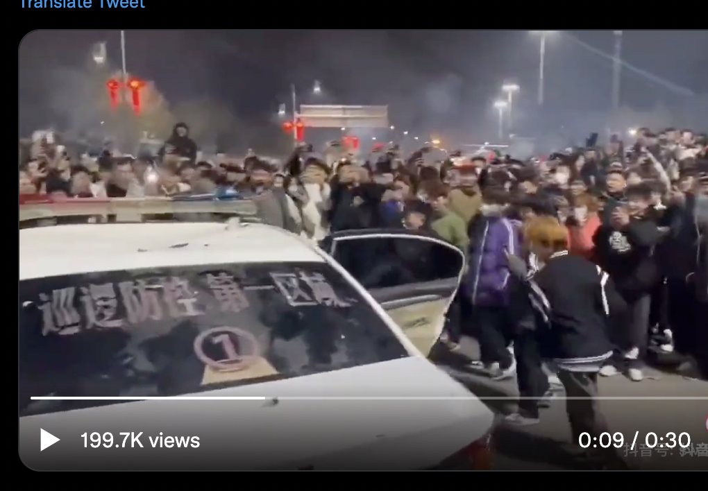 河南周口市鹿邑民眾包圍並打砸警車 圖：翻攝自推特