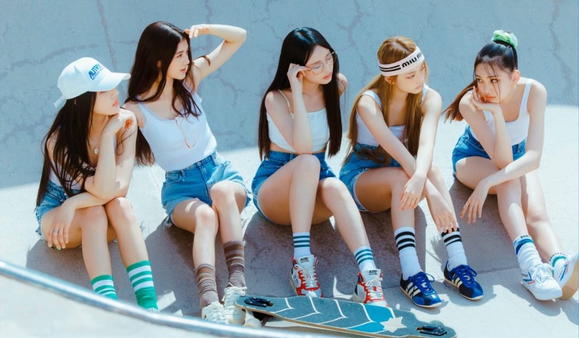 南韓大勢新人女團NewJeans2日發布新曲《OMG》，除歌曲本身再度吸引全球粉絲矚目外，MV中團員造型儼然成另一話題。 圖：擷自IG（newjeans_official）