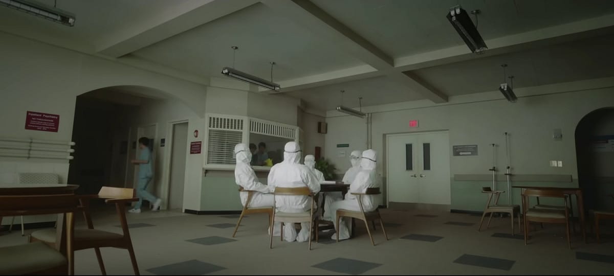 MV裡因短暫閃過五人身著隔離衣的造型，在推特上成為另一話題，並被形容在諷刺中國防疫。 圖：截自YouTube（HYBE LABELS）