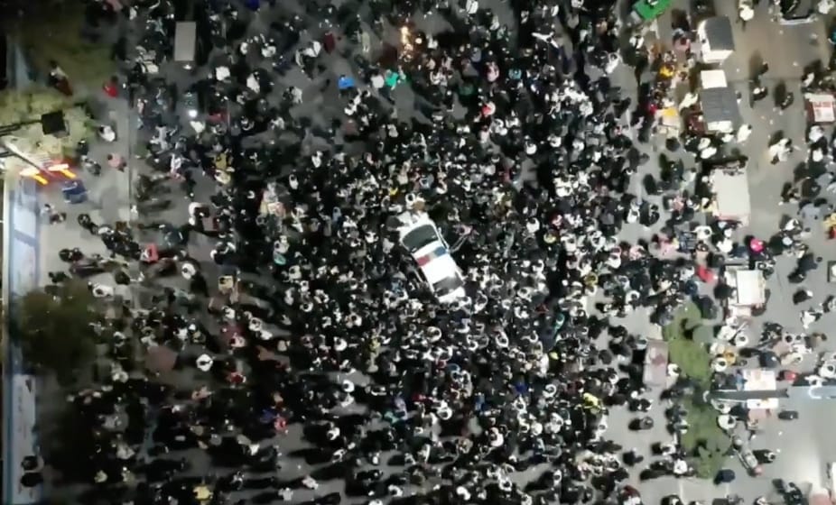 1月1日，中國河南周口市數名年輕人因違反當局禁令施放煙火，大批特警到場逮捕取締，隨即便爆發激烈警民衝突。 圖：截自推特@whyyoutouzhele