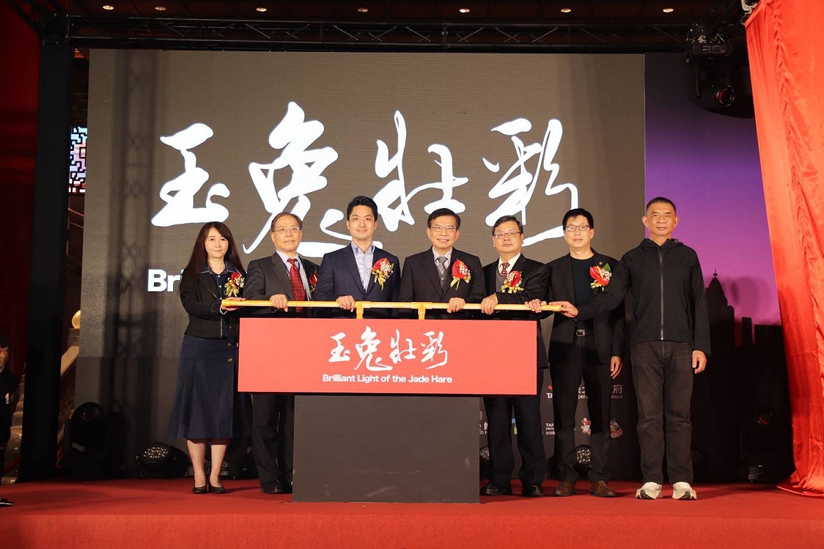 王國材(左4)今天出席台灣燈會記者會表示，今天將和台鐵企工見面討論，盼15項子法能盡速在今年1月底前定案。 圖：交通部觀光局／提供