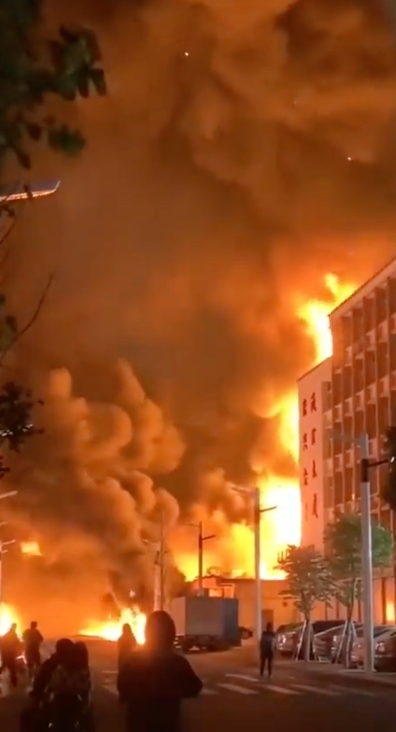 福建省泉州昨（2）日晚發生油罐車燃燒起火事件，熊熊大火甚至延燒至高架橋下部份民宅及車輛。 圖：截自推特@lfh46123376