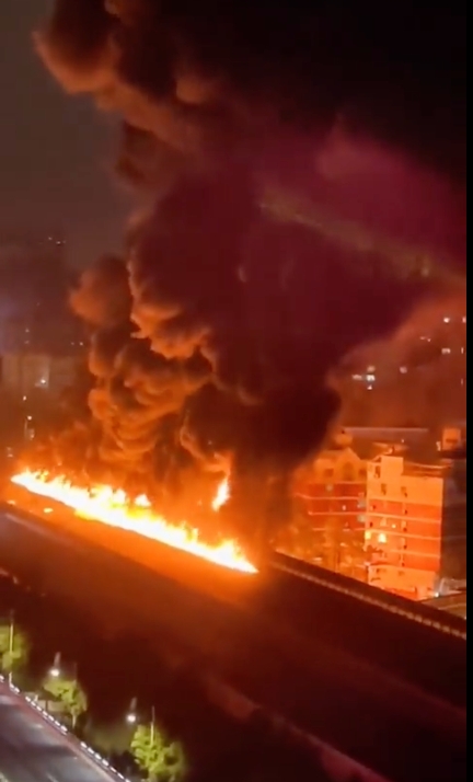 當地警消獲報後第一時間派員趕赴現場處置。3 日 1 時許撲滅火勢，並經消防部門搜救後，未發現人員傷亡。事故原因正在進一步調查中。 圖：截自推特@lfh46123376