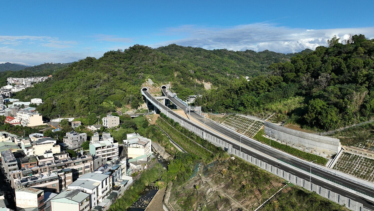 目前國5已出現首波春節車潮，而西部國道預計於下午3時後車流增1成。(圖為國4豐潭段) 圖：高速公路局／提供