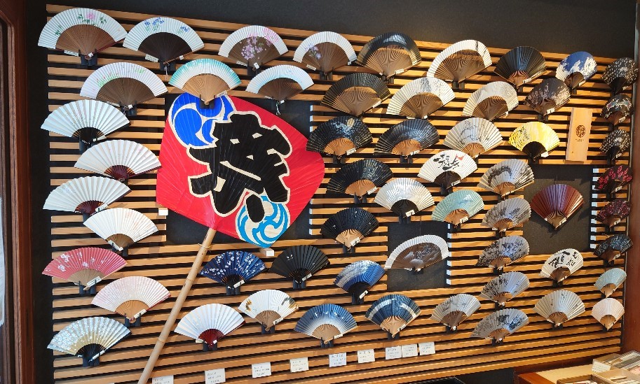 扇子在日本被認為是帶來好運的幸運物，設計雅緻圖騰繽紛的折扇深獲觀光客青睞。 圖：Ⓒ松根屋／提供