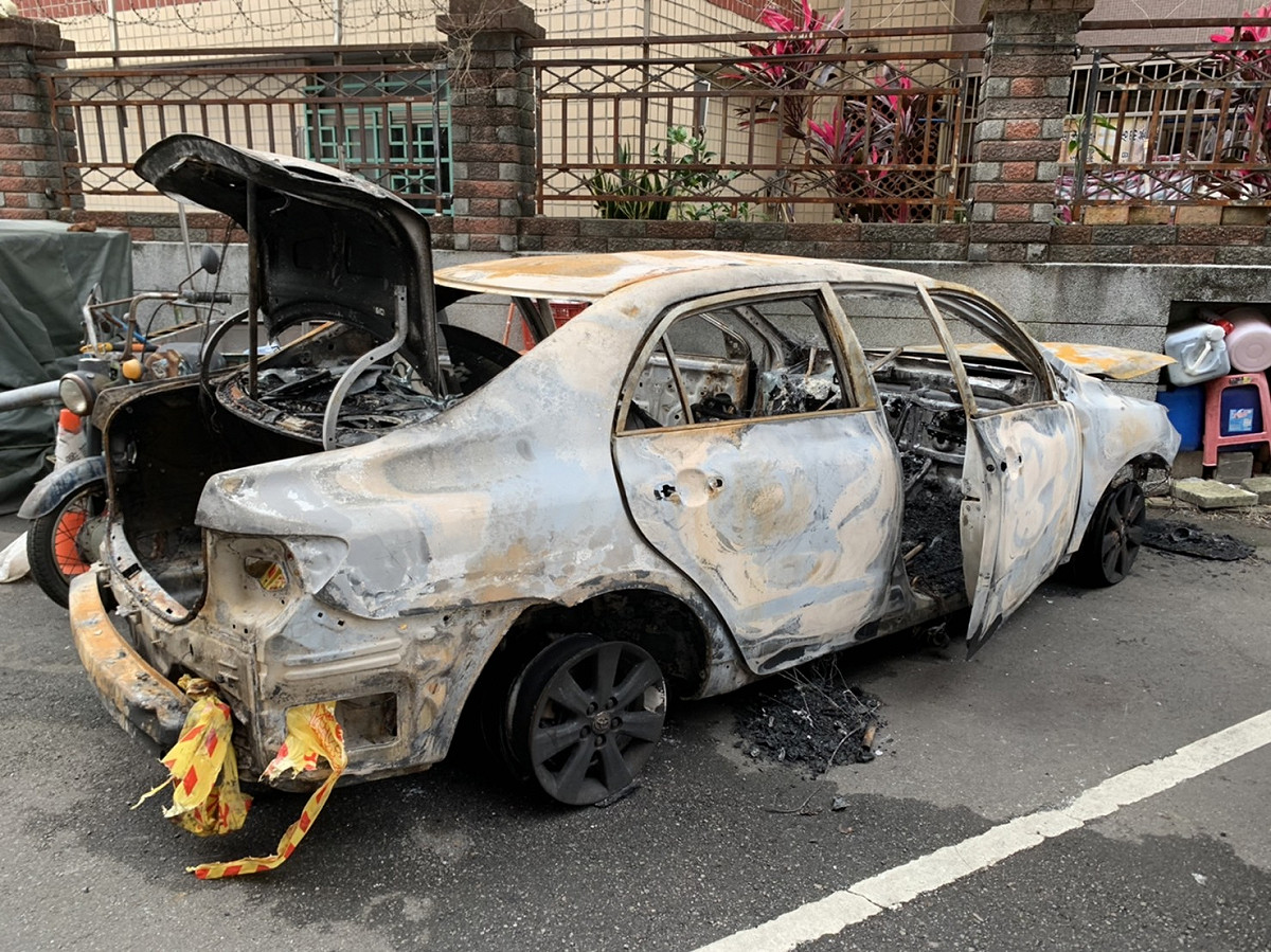桃市昨發生角頭遭槍殺命案，槍手作案車輛被發現在新北遭焚燒，目前已被拖回桃園分局。 圖：林昀真/翻攝
