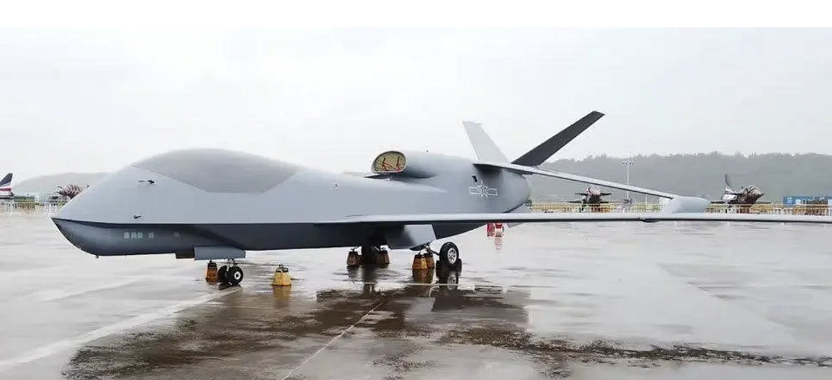 解放軍無偵 - 7高空性能和先進感測器非常適合從國際空域深入偵察實力對等國家的縱深地帶，較大的外形意味可以進行更長時間、更遠距離的多感測器情報收集任務。 同時，還可以在更高的高度飛行，能夠增加感測器的覆蓋面積，並提供更遠的超視距通信能力。  圖：翻攝自騰訊網