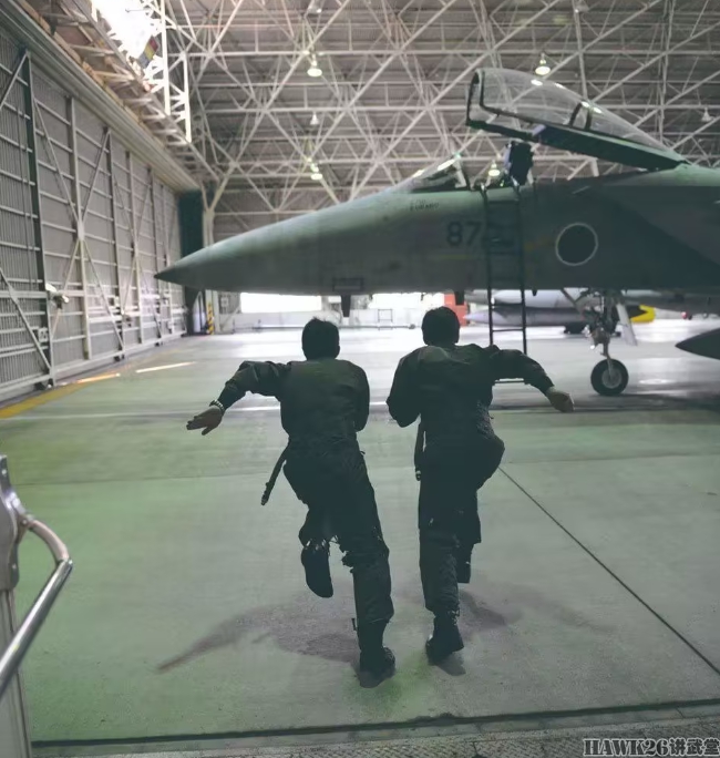 日本航空自衛隊F-15戰機飛行員緊急升空攔截中共軍機。 圖 : 翻攝自講武堂