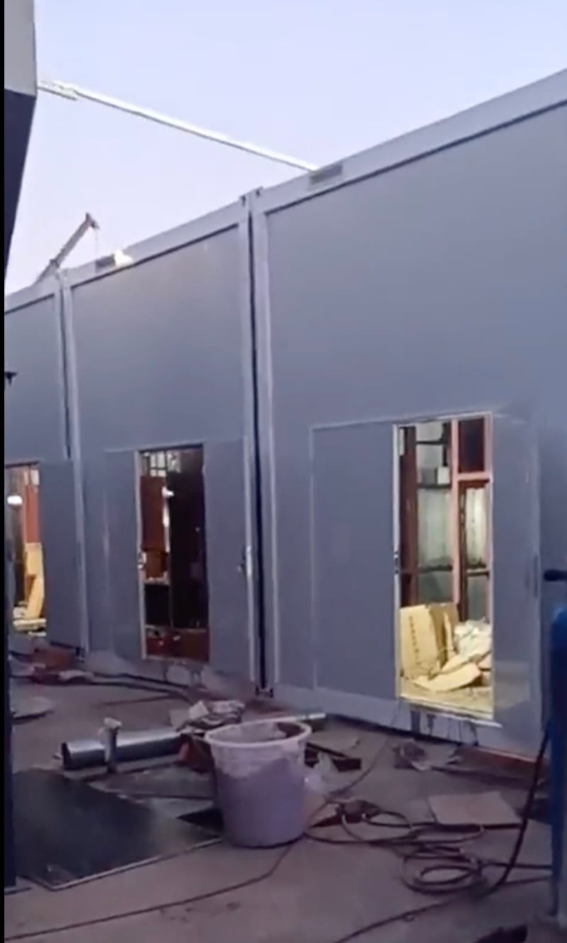 密雲縣傳出正緊急加建簡易焚燒爐。經密雲區民政局工作人員證實，確實在「徵爐子」，引發不少網友表示，根本是燒人的大爐。 圖：擷取自@StarLuxeUS Twitter影片