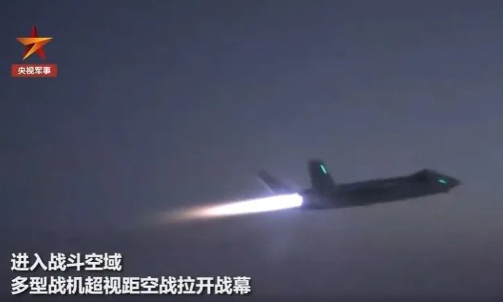 央視軍事頻道2日釋出解放軍空軍出動包括殲-20在內多型軍機夜間訓練畫面。 圖：翻攝央視