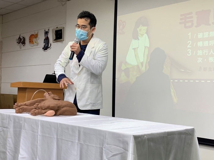獸醫師謝侑達進行寵物CPR教學。 圖：新北市動保處提供
