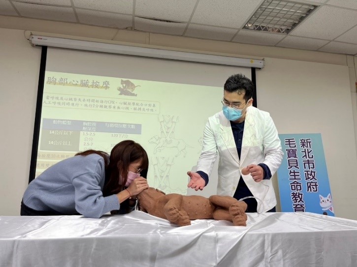 法扶會律師現場模擬幫安娜口對口吹氣急救。 圖：新北市動保處提供