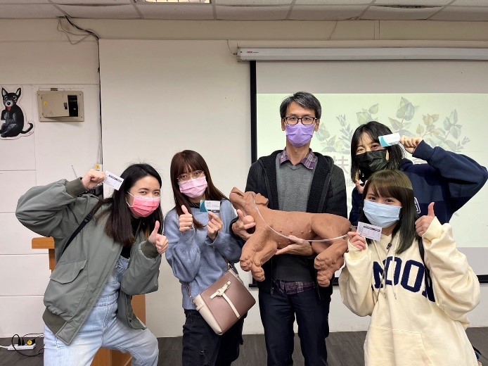 學習寵物CPR開心領證書。 圖：新北市動保處提供