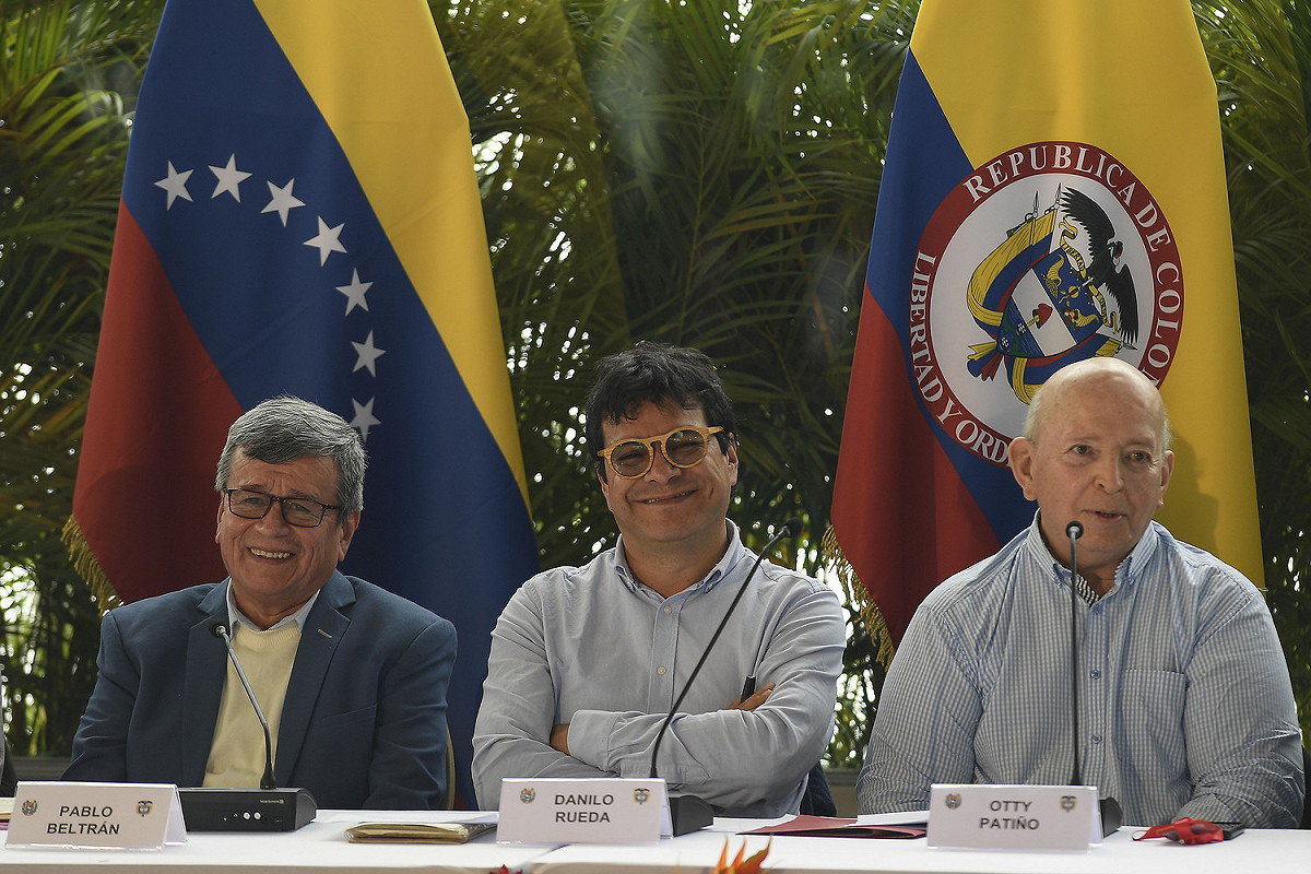 全國解放軍代表巴勃羅·貝爾特蘭（Pablo Beltran）、哥倫比亞和平事務高級專員達尼洛·魯埃達（Danilo Rueda）與哥倫比亞政府代表團的奧蒂·潘蒂諾（Otty Pantino）於2022年12月12日在委內瑞拉首都卡拉卡斯的洪堡酒店舉行和平談判。 圖：達志影像／美聯社