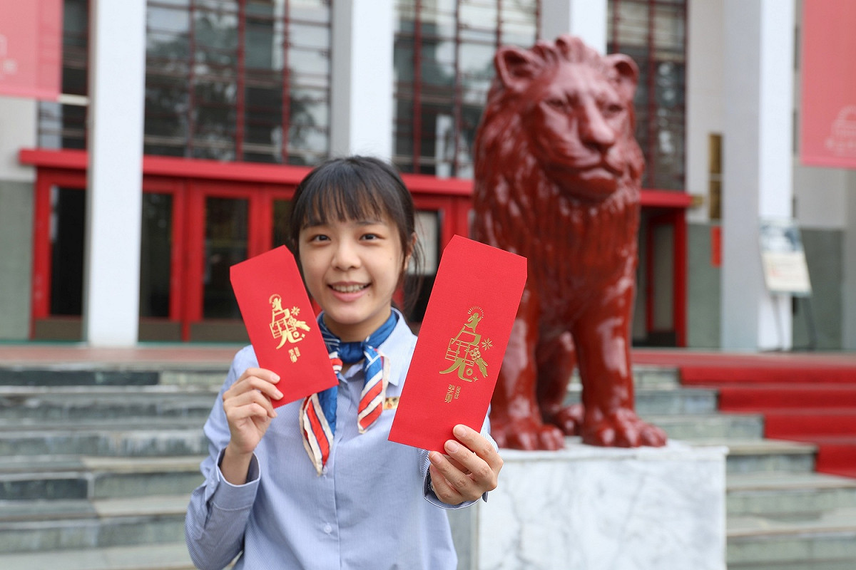 立法院中南部服務中心以議事大樓的建物外觀為發想，將議事大樓的屋頂、窗花融入「兔」字中，設計出獨一無二的兔年紅包袋。盼帶大家重新認識省議會的建物特色。 立法院中南部服務中心/提供