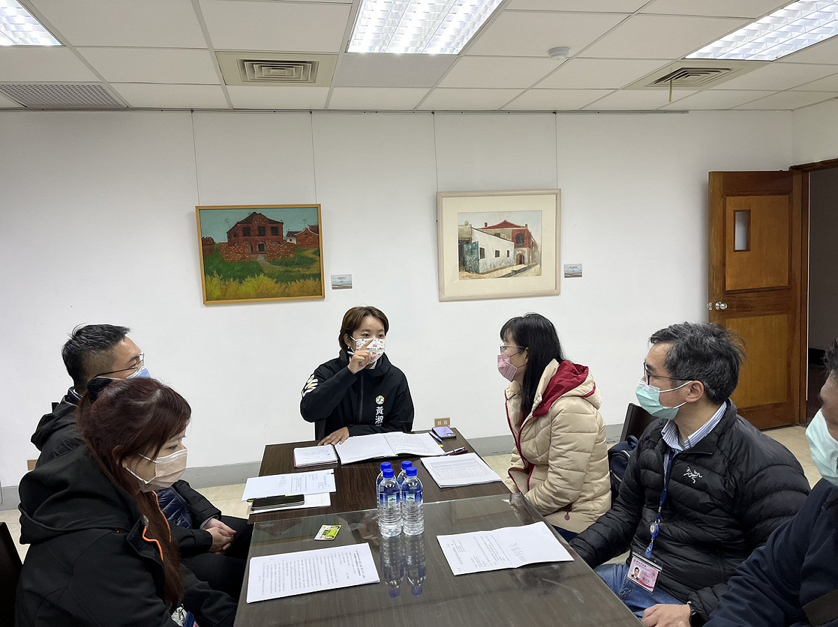 民進黨新北市議員黃淑君(中)為浮洲合宜宅租金一事召集相關單位辦理協調會，會中要求日勝生讓利於民，苦民所苦。 圖：何博文黃淑君服務處提供